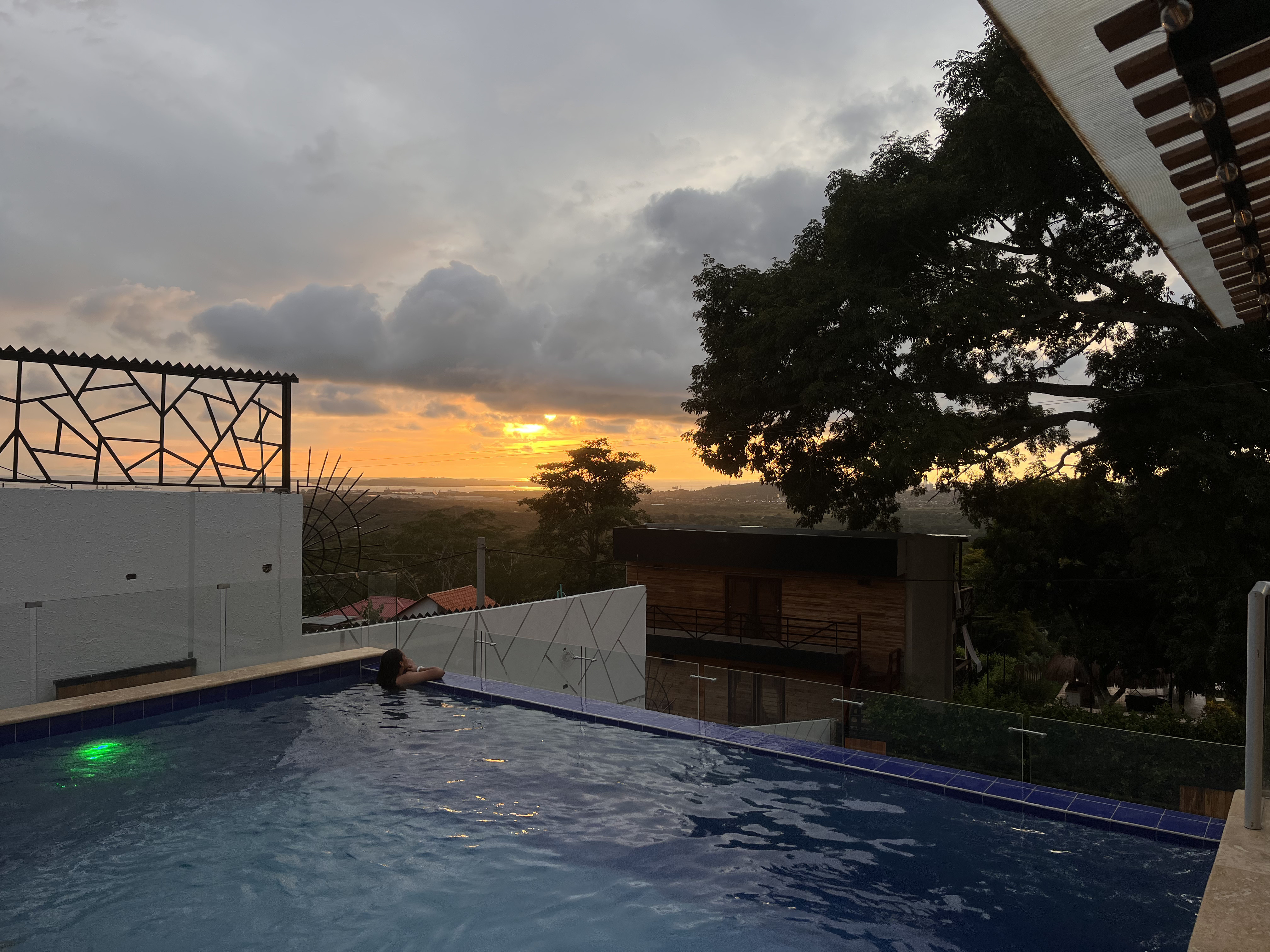 Piscina infinita al atardecer
